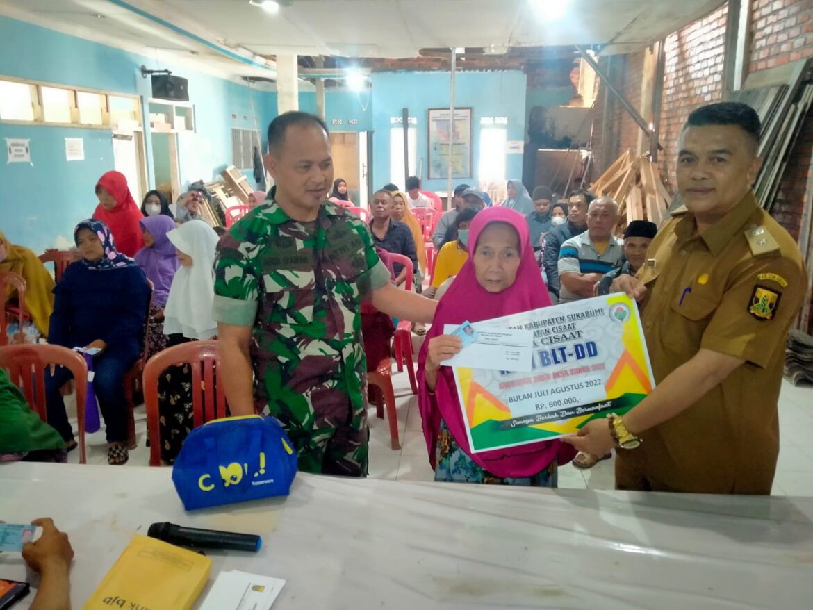 Monitoring Penyaluran BLT Dana Desa, Babinsa Desa Cisaat Himbau Prokes