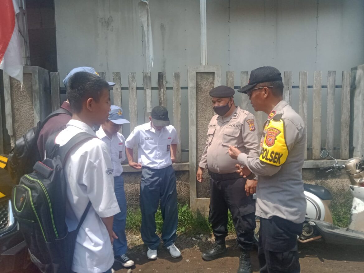 KAPOLSEK BERSAMA KANIT SAMAPTA POLSEK GUNUNGGURUH GIAT PATROLI DIALOGIS KEPADA SISWA SMK