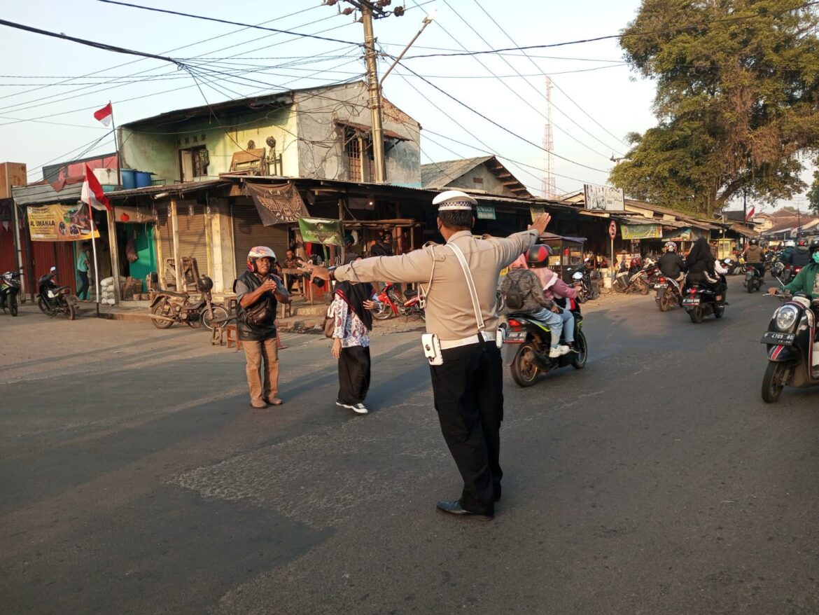 Gatur Lalin, Disimpang Pangleseran Kanit Lantas Polsek Gunungguruh Bantu Masyarakat dan Anak Sekolah Menyebrang Jalan