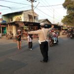 Gatur Lalin, Disimpang Pangleseran Kanit Lantas Polsek Gunungguruh Bantu Masyarakat dan Anak Sekolah Menyebrang Jalan