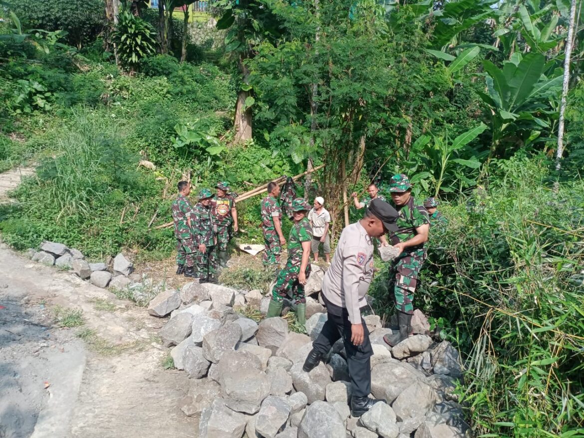 Sinergitas TNI, Polri dan masyarakat membuat irigasi air di Sungai Sungapan Cikujang Gunungguruh