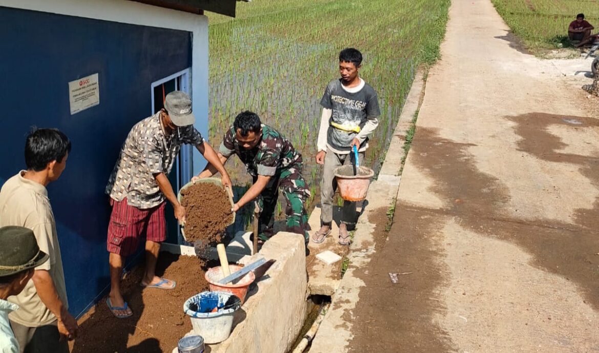 Terapkan Pola Hidup Bersih dan Sehat, Babinsa Sirnaresmi Laksanakan Karya Bakti Pembuatan MCK