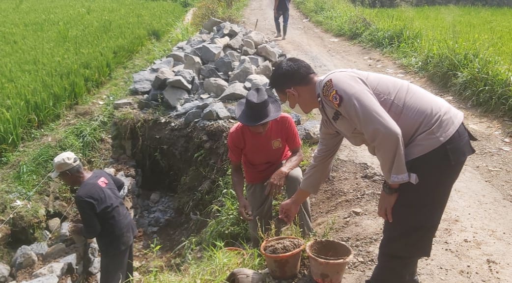 Budayakan Gotong Royong, Kanit Binmas Bhabinkamtibmas Polsek Gunungguruh Bantu Warga Bangun TPT