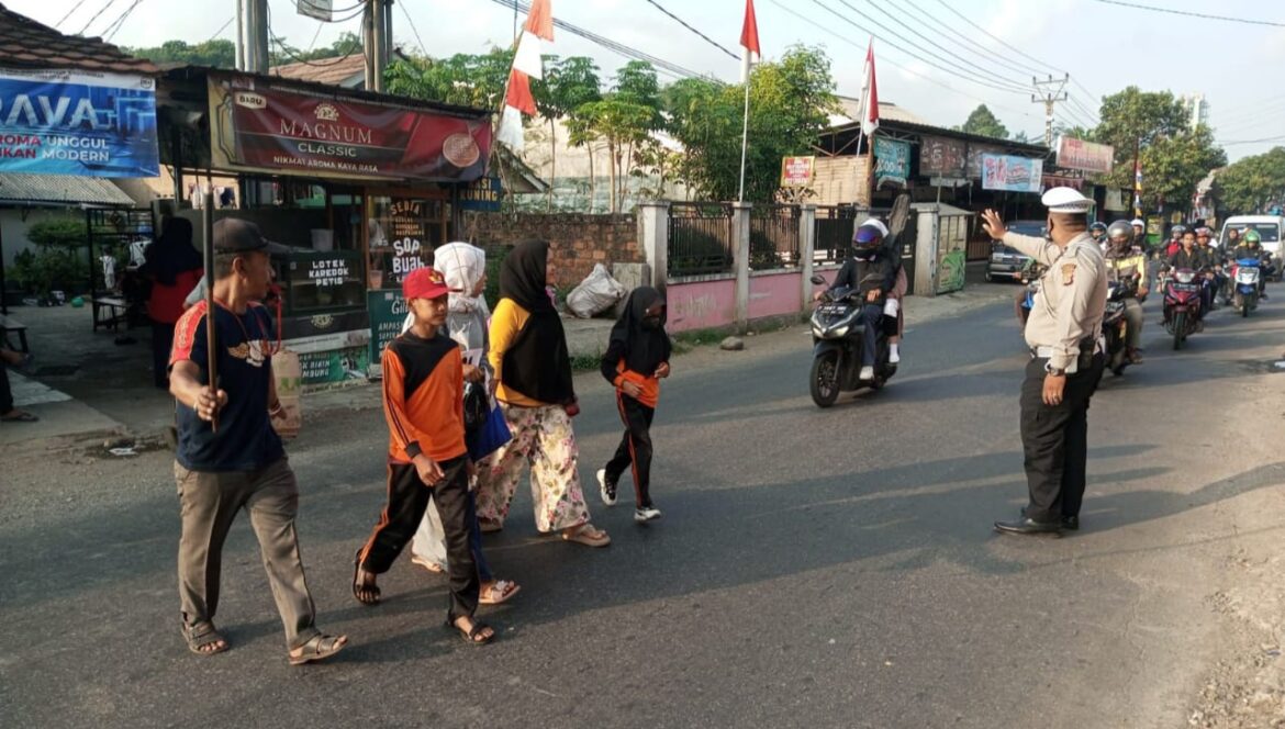 LAKUKAN GATUR PAGI, KANIT LANTAS POLSEK GUNUNGGURUH SEBRANGKAN ANAK SEKOLAH SD PARAKAN LIMA