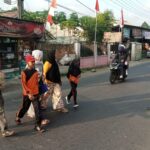 LAKUKAN GATUR PAGI, KANIT LANTAS POLSEK GUNUNGGURUH SEBRANGKAN ANAK SEKOLAH SD PARAKAN LIMA