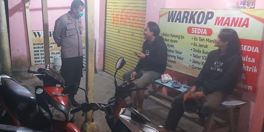 Patroli Malam, Anggota Piket Polsek Gunungguruh Berikan Himbauan Kepada Para Remaja