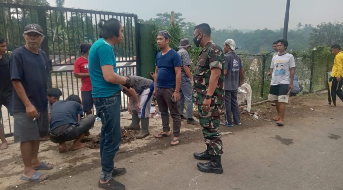 Babinsa Sukaresmi Koramil 0607-09/Cisaat Giat Karya Bhakti Jumsih Bersihkan Saluran Air