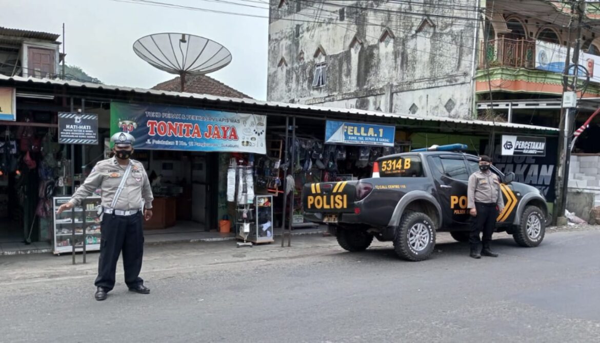 Beri Pelayanan Prima Dihari Libur, Kanit Lantas Polsek Gunungguruh Laksanakan Gatur Siang