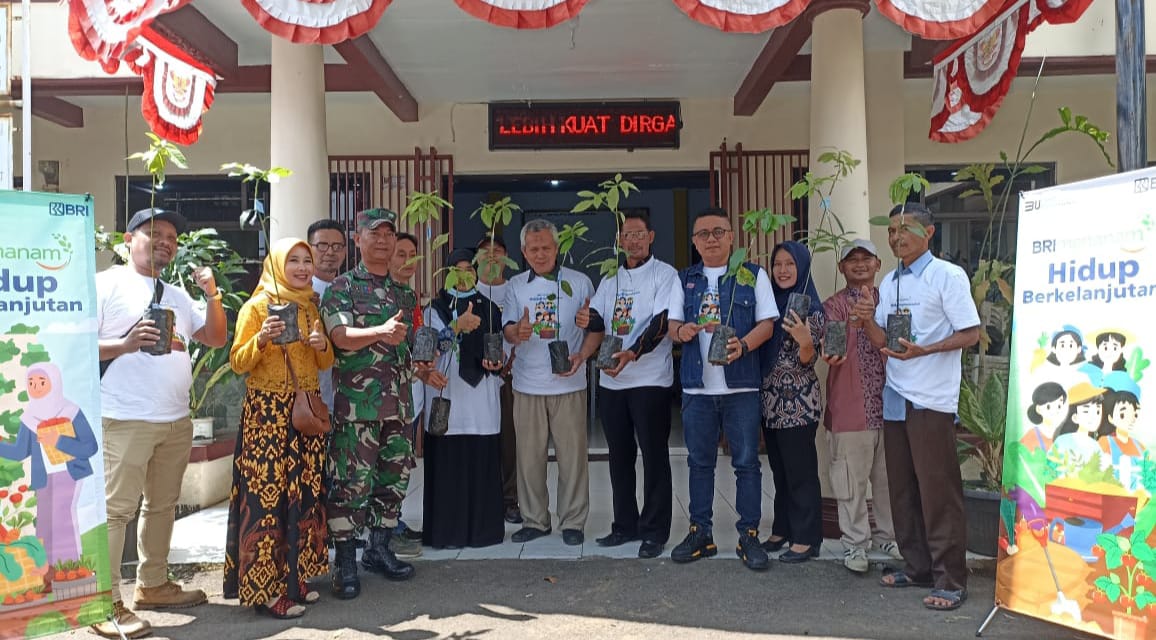 Jaga Kelestarian Alam, Babinsa Gunungjaya Koramil 0607-09/Cisaat/ Bersama Aparatur Desa Lakukan Penghijauan