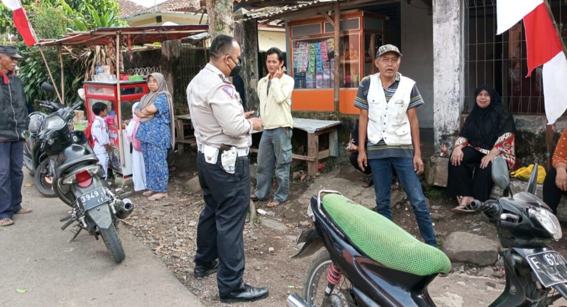 Kanit Lantas Polsek Gunungguruh Sosialisasi Dikmas Lantas Kepada Para Tukang Ojek dan Sopir