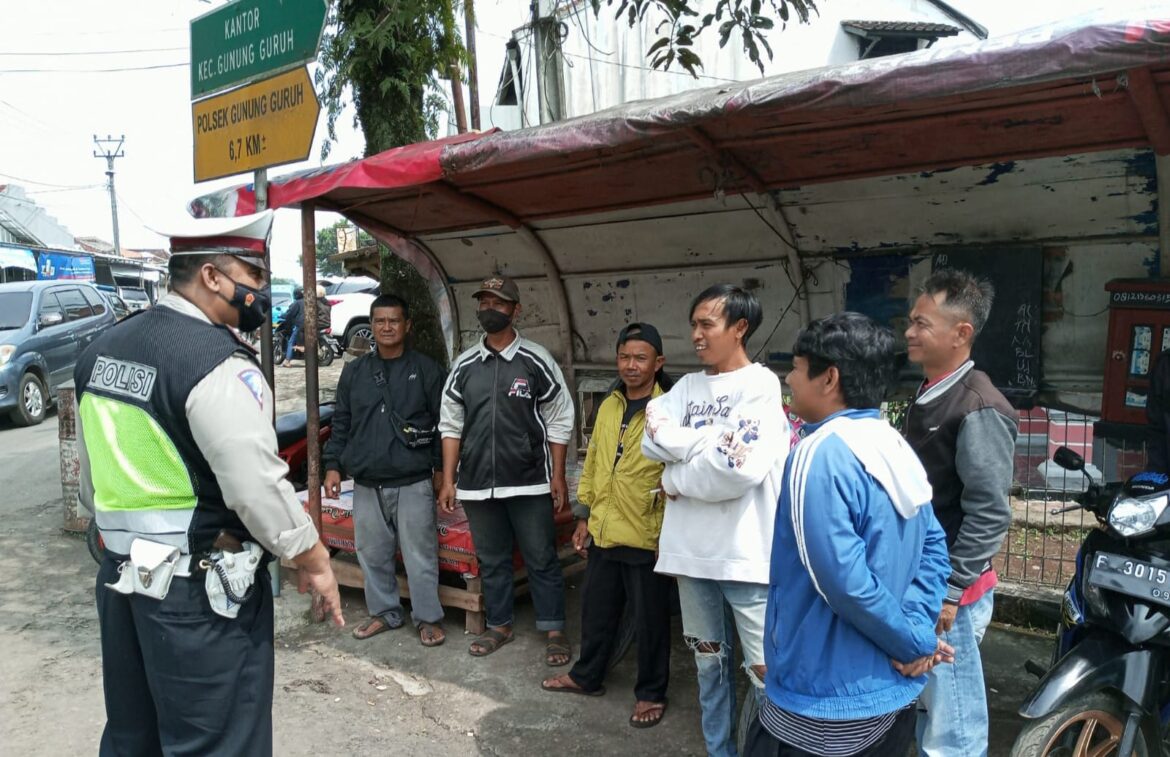 Kanit Lantas Polsek Gunungguruh Berikan Dikmas Lantas Di Pangkalan Ojek Simli Jalan Pelabuhan 2