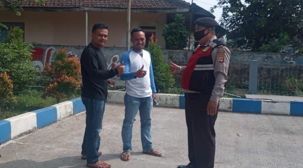 KANIT SAMAPTA POLSEK GUNUNGGURUH PATROLI DIALOGIS TEMUI WARGA, BERI HIMBAUAN PROKES & KAMTIBMAS