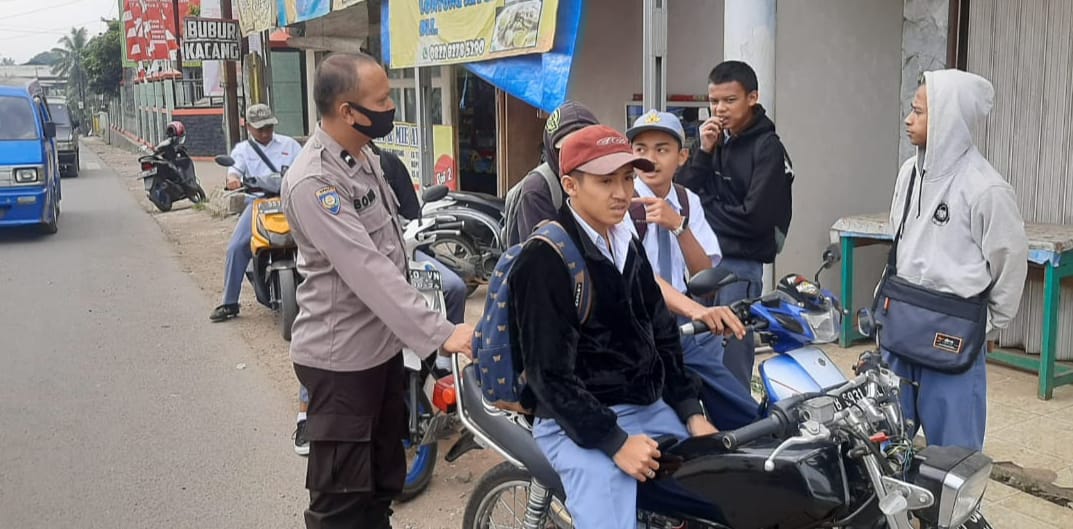 Giat Patroli Rutin Kanit Binmas Polsek Gunungguruh Binluh terhadap Pelajar Saat Bubaran Sekolah