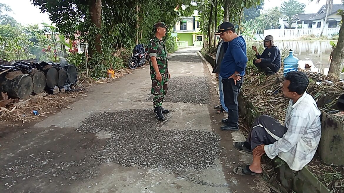 Proyek Perbaikan Jalan Kampung Cikaroya Desa Gunungjaya di Monitoring Babinsa