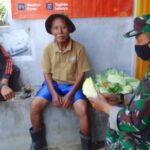 Babinsa Kebonmanggu Sertu Triyatno Koramil 0607-09/Cisaat Komsos dengan Petani Sayur