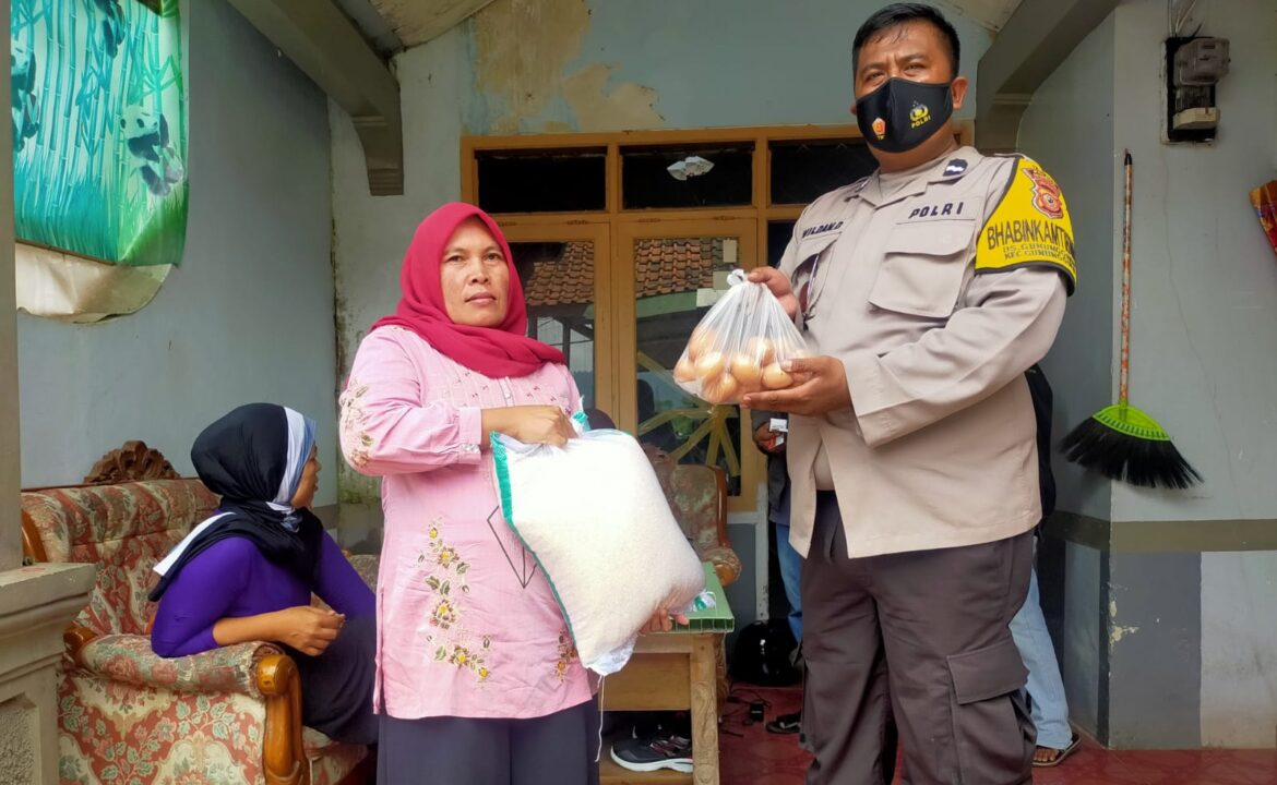 Bhabinkamtibmas Desa Gunungguruh Melaksanakan Pengamanan Penyaluran BPNT