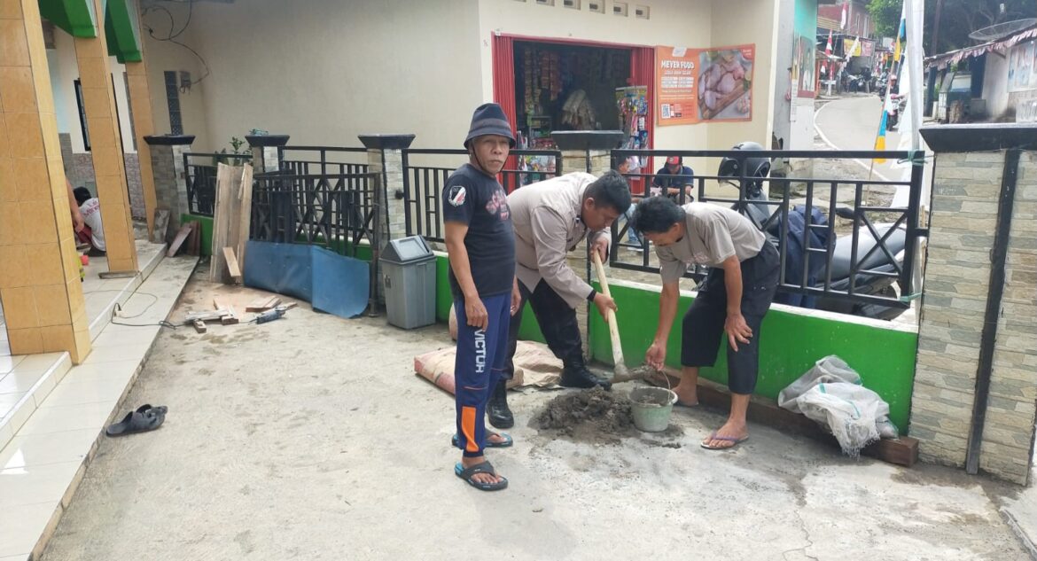 Bhabinkamtibmas Polsek Gunungguruh Kerja Bakti Bantu Warga Renovasi Masjid Al-Qubatul Solihin