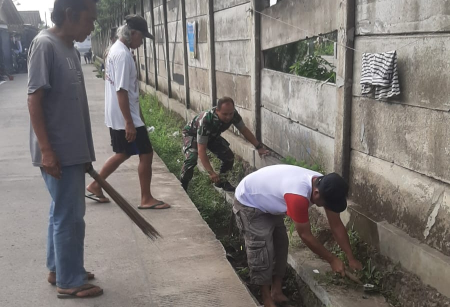 Peduli Lingkungan Bersih, Babinsa Cisaat Bersama Warga Bersihkan Selokan