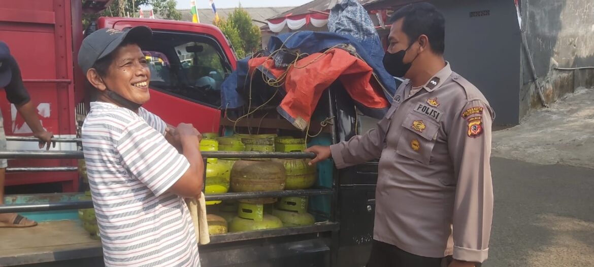 Sapa Warga Bhabinkamtibmas Mangkalaya Polsek Gunungguruh Beri Himbauan Prokes