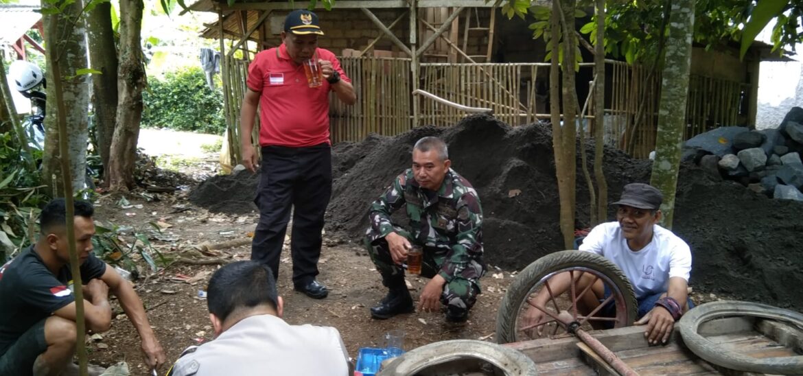 Babinsa Cibentang Bersama Kades Komsos Dengan Warga Bojongduren