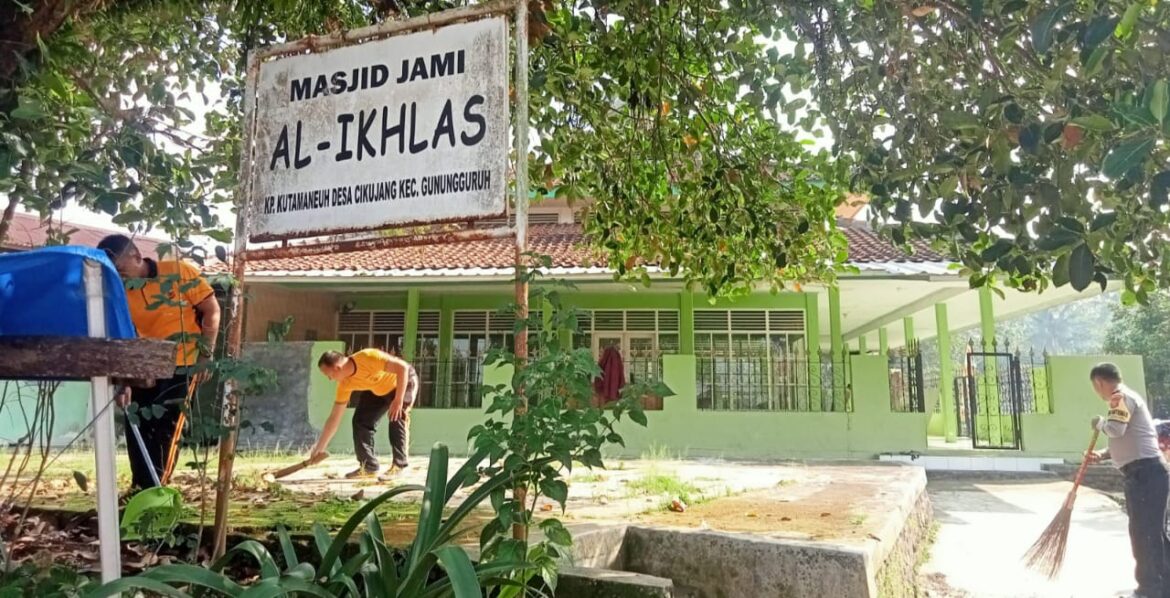 Polsek Gunungguruh Rutin bersihkan Mesjid Jami Al-Ikhlas Jelang Shalat Jum’at