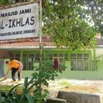 Polsek Gunungguruh Rutin bersihkan Mesjid Jami Al-Ikhlas Jelang Shalat Jum’at