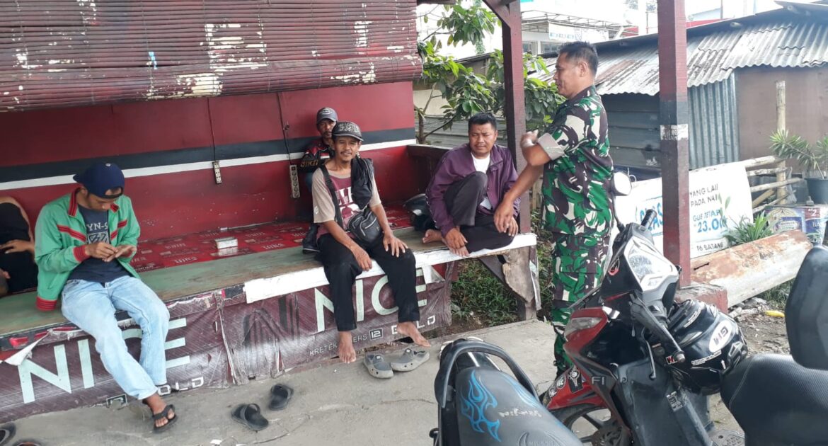 Babinsa Babakan Koramil 0607-09/Cisaat Jalin Komsos dengan Tukang Ojek Gunungguruh Girang