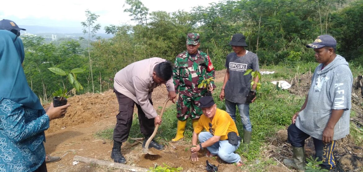 Babinsa dan Bhabinkamtibmas Serta Pemdes Gunungguruh Lakukan Penanaman Pohon