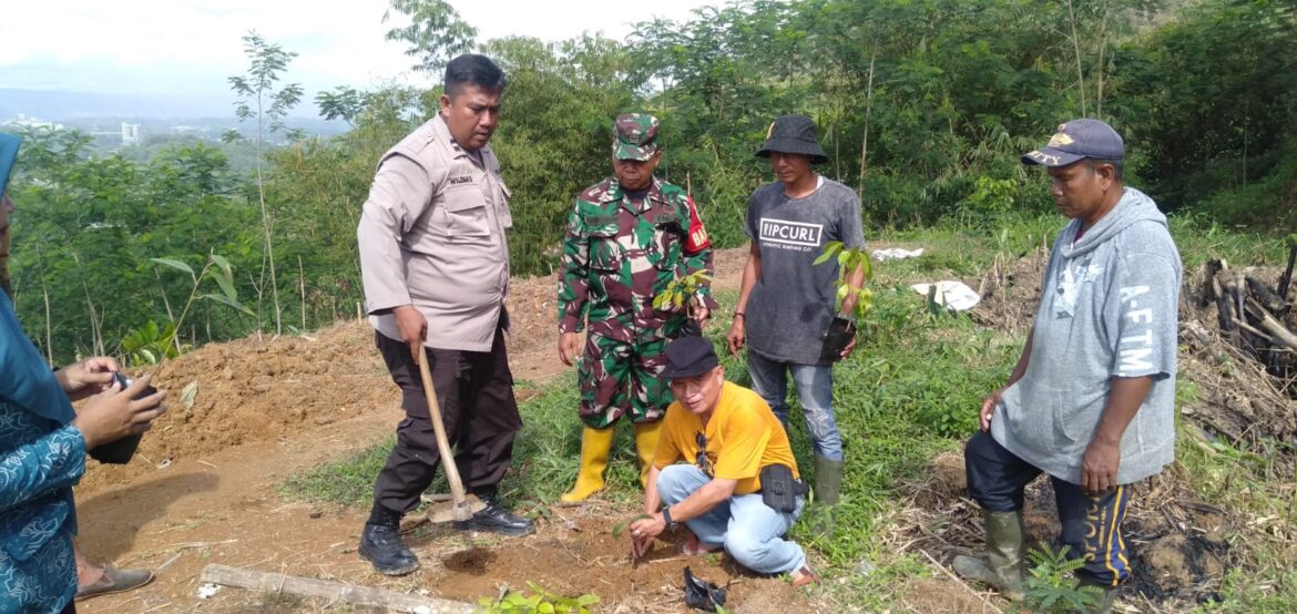 BHABINKAMTIBMAS POLSEK GUNUNGGURUH BERSAMA BABINSA DAN PEMDES LAKUKAN PENANAMAN POHON