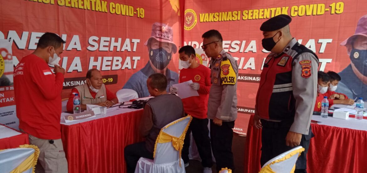 Kapolsek Gunungguruh Bersama Kanit Samapta Monitoring Pelaksanaan Gerai Vaksina BIN Tahap 1,2 Dan 3 Di Kecamatan Gunungguruh