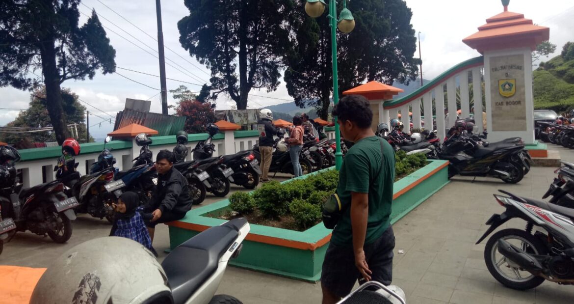 TUGU BATAS KABUPATEN BOGOR DAN KABUPATEN CIANJUR DI PUNCAK DIDUGA DIJADIKAN AREAL PARKIR LIAR