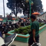 TUGU BATAS KABUPATEN BOGOR DAN KABUPATEN CIANJUR DI PUNCAK DIDUGA DIJADIKAN AREAL PARKIR LIAR