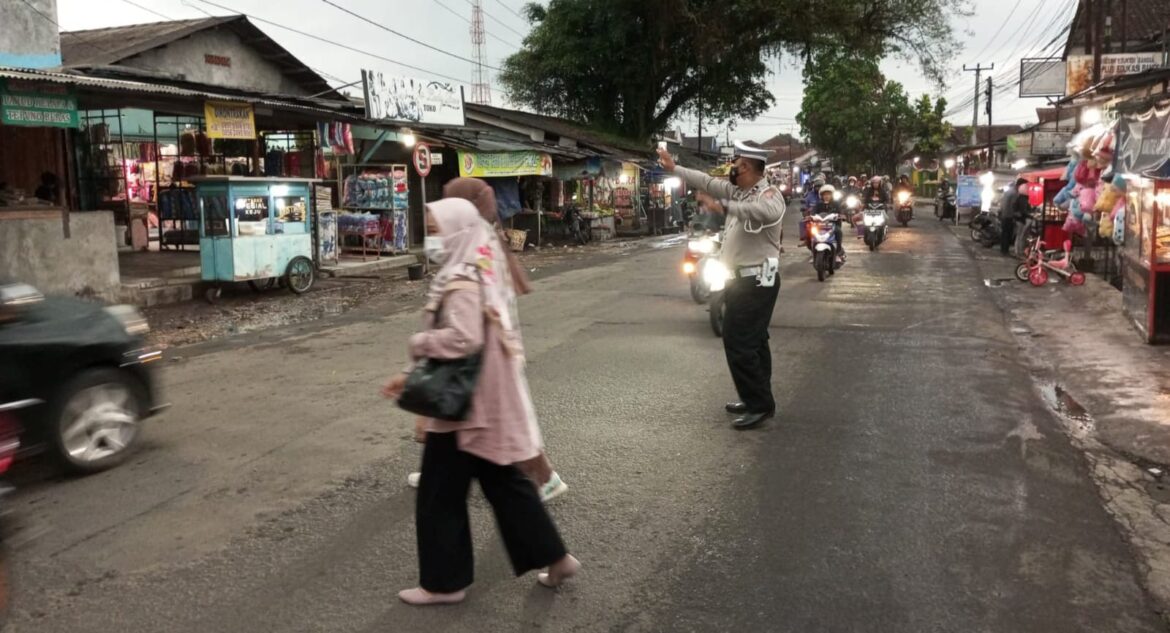 Gatur Dihari Libur Kanit Lantas Polsek Gunungguruh Berikan Pelayanan Kepada Masyarakat