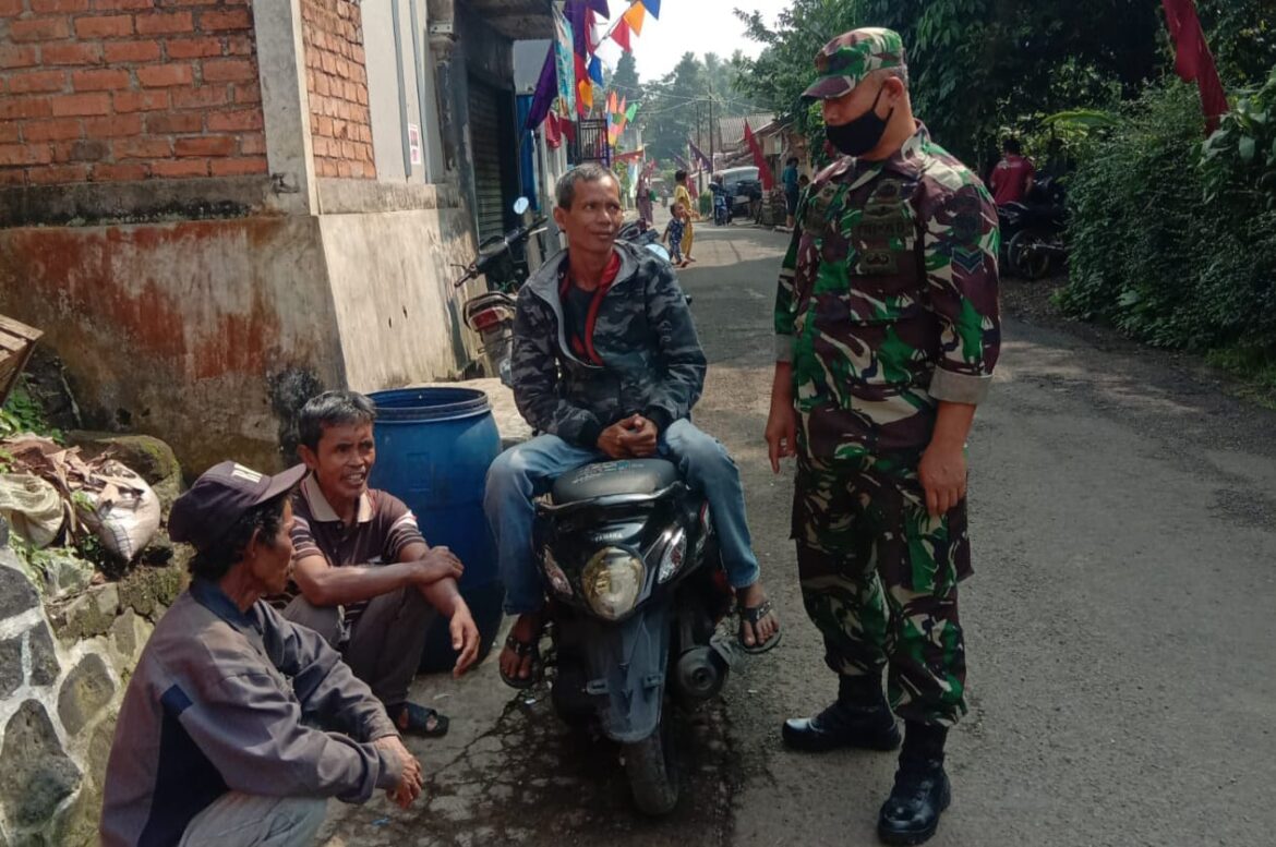 Babinsa Undrusbinangun Sertu Sudirman Komsos Dengan Ketua RT.06 Kampung Cinyosog Lebak