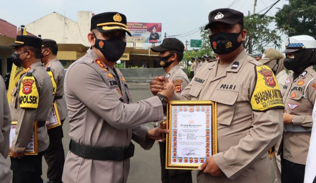 Dua Personel Polsek Gunungguruh Terima Penghargaan Dari Kapolres Sukabumi Kota