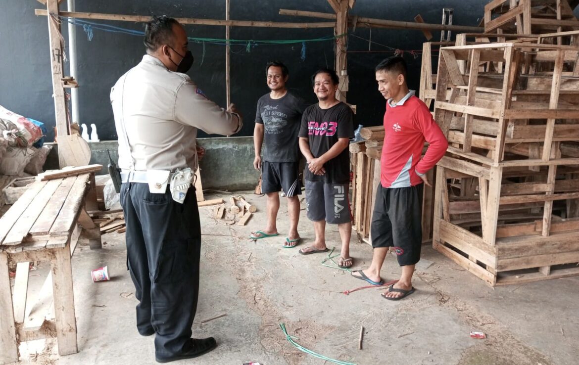 Kanit Lantas Polsek Gunungguruh Laksanakan Dikmas Lantas Kepada Karyawan Mebel