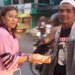 NOTARIS BERTHA SULLE BERBAGI PAKET MAKANAN UNTUK PENGENDARA PASCA KENAIKAN HARGA BBM