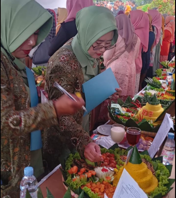 Ibu Persit KCK Cabang 17 Ranting 09 Koramil 0607-09/Cisaat jadi juri Lomba Tumpeng