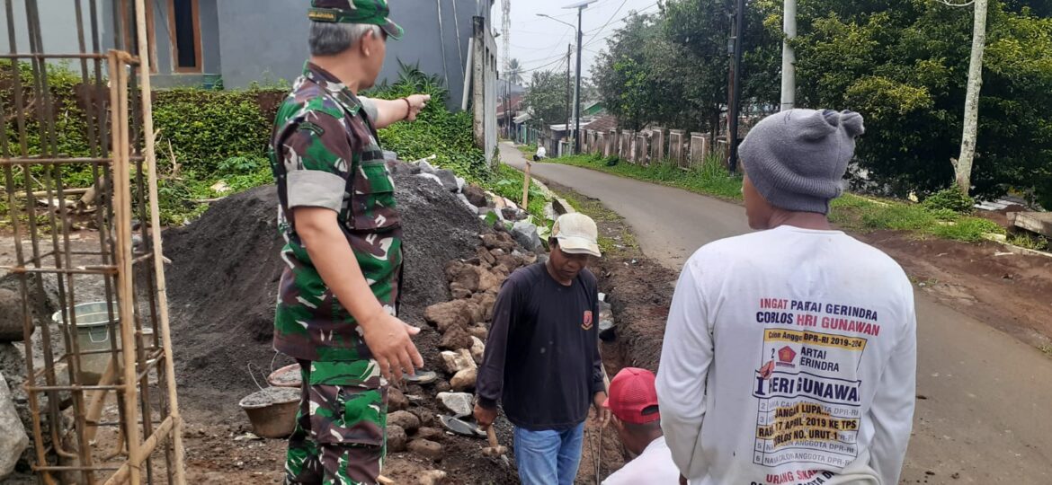 Babinsa Citamiang Koramil 0607-09/Cisaat Ikut Bersihkan Jalan Bersama Warga & Dorong Kegiatan Fisik