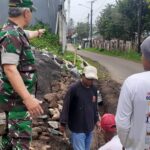 Babinsa Citamiang Koramil 0607-09/Cisaat Ikut Bersihkan Jalan Bersama Warga & Dorong Kegiatan Fisik