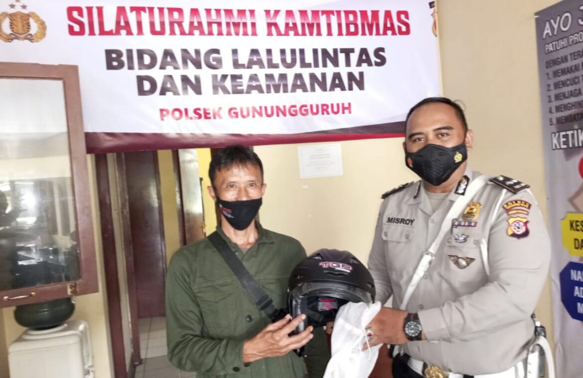 Di Momen HUT Bhayangkara Lalu Lintas Kanit Lantas Polsek Gunungguruh Berikan Helem SNI kepada Masyarakat