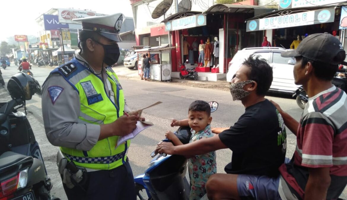 Gatur Lalin Sore Hari, Kanit Lantas Polsek Gunungguruh Cegah Kemacetan serta himbauan menggunakan helm