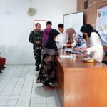 Bhabinkamtibmas Cibolang Polsek Gunungguruh Lakukan Monitoring Pembagian BLT-DD Tahap 3 T/A 2022