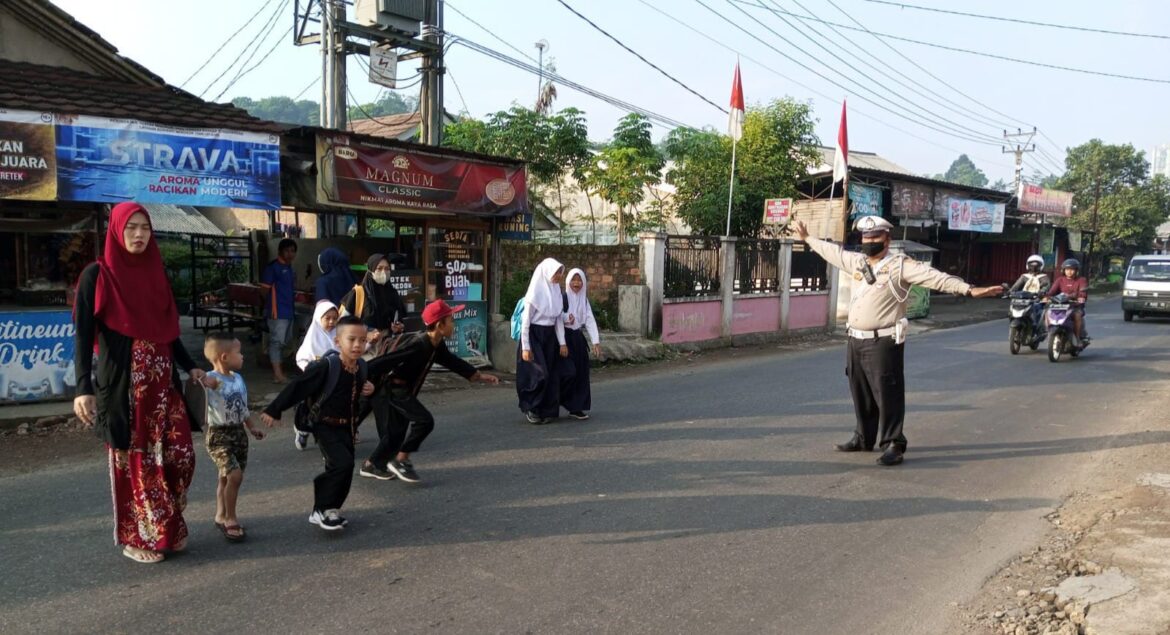 Cegah Kecelakaan dan Kemacetan, Kanit Lantas Polsek Gunungguruh Laksanakan Gatur Pagi dan Seberangkan Anak Sekolah