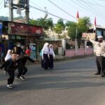 Cegah Kecelakaan dan Kemacetan, Kanit Lantas Polsek Gunungguruh Laksanakan Gatur Pagi dan Seberangkan Anak Sekolah