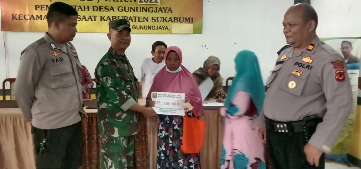 Pembagian BLT-DD di Pantau Langsung Babinsa Gunung jaya Koramil 0607-09/Cisaat