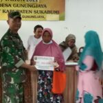 Pembagian BLT-DD di Pantau Langsung Babinsa Gunung jaya Koramil 0607-09/Cisaat