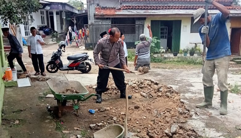 Kanit Binmas Polsek Gunungguruh Kerja Bakti Perbaiki Halaman Masjid Jami Al-Ikhlas Cikujang