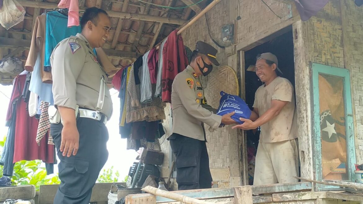 Kapolsek Gunungguruh Berikan Bantuan Paket Sembako, Kepada Warga Kurang Mampu dan Tidak Mendapatkan Bansos Dari Pemerintah