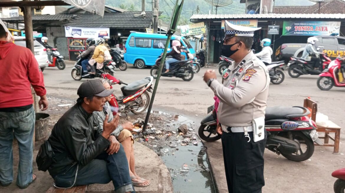 Kanit Lantas Polsek Gunungguruh Polres Sukabumi Kota Giat Dikmas Lantas Terhadap Pengunjung Pasar Pangleseran